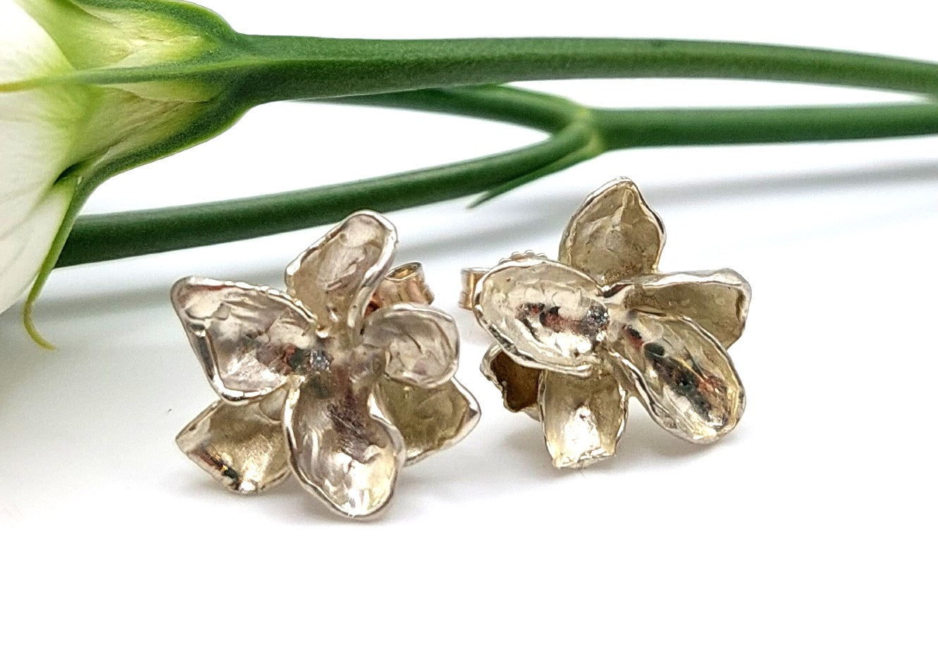 Orecchini fiore, oro bianco e diamanti.
