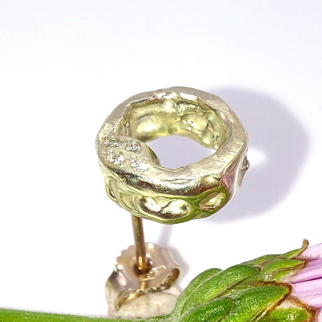 Orecchini tondini, oro bianco e diamanti.