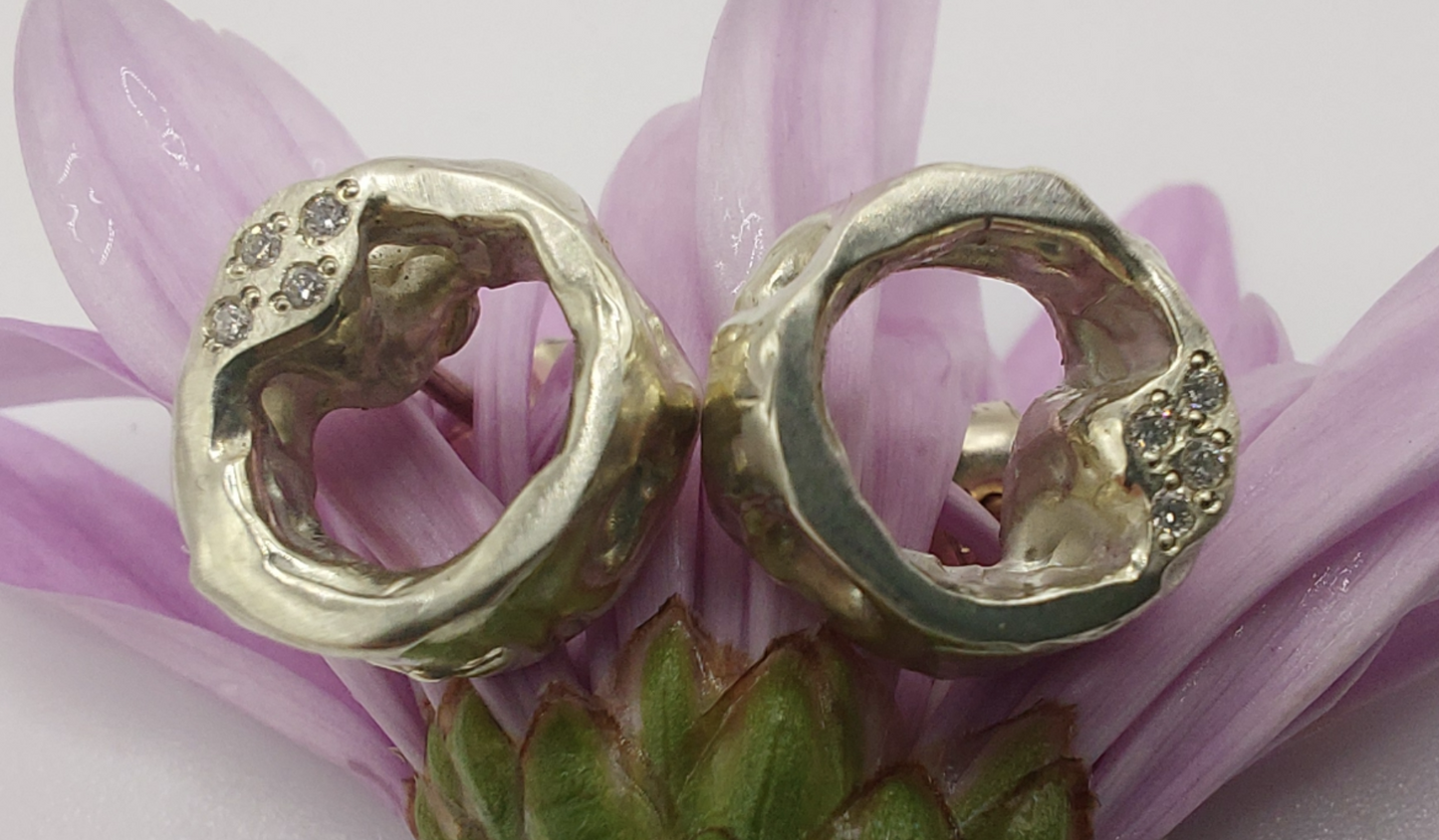 Orecchini tondini, oro bianco e diamanti.