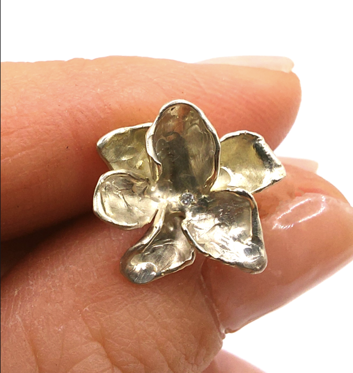 Orecchini fiore, oro bianco e diamanti.