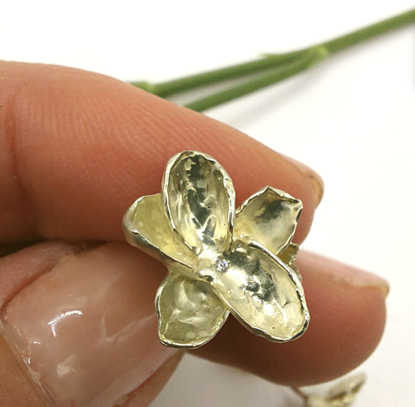 Orecchini fiore, oro bianco e diamanti.