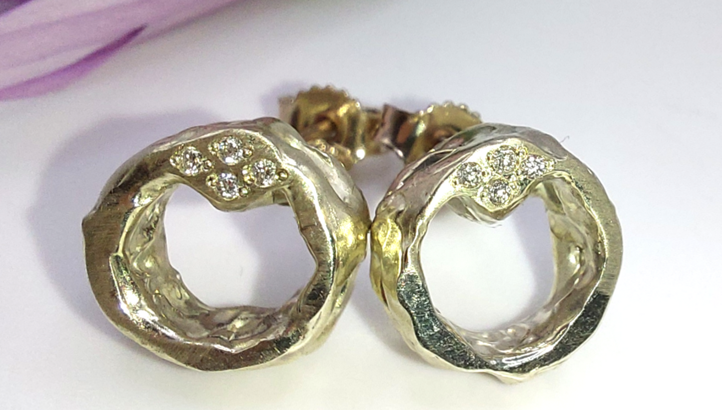 Orecchini tondini, oro bianco e diamanti.
