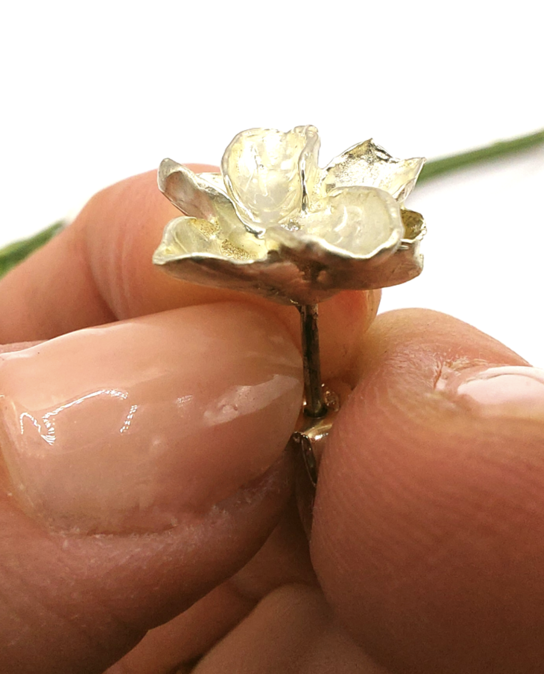 Orecchini fiore, oro bianco e diamanti.